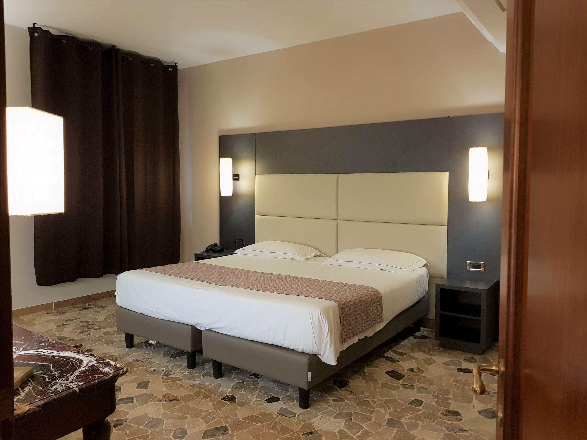 Astra Hotel Ferrara Luaran gambar