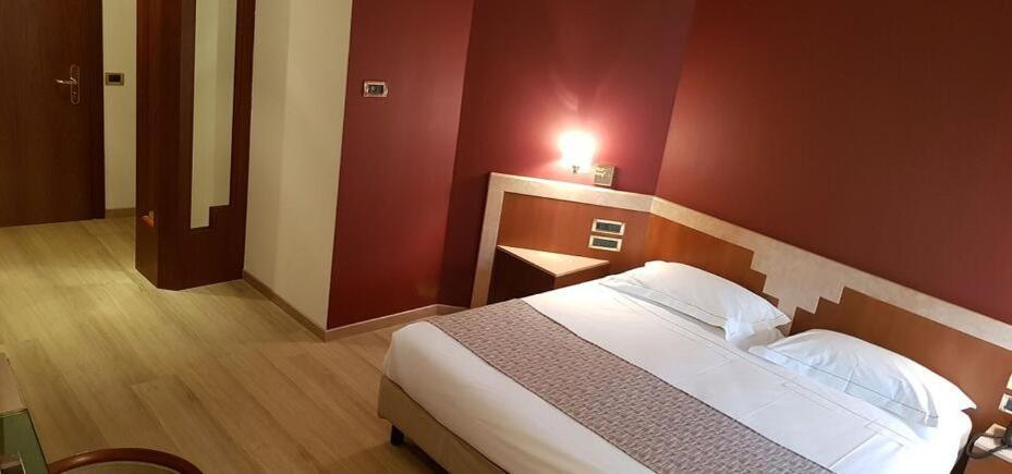 Astra Hotel Ferrara Luaran gambar