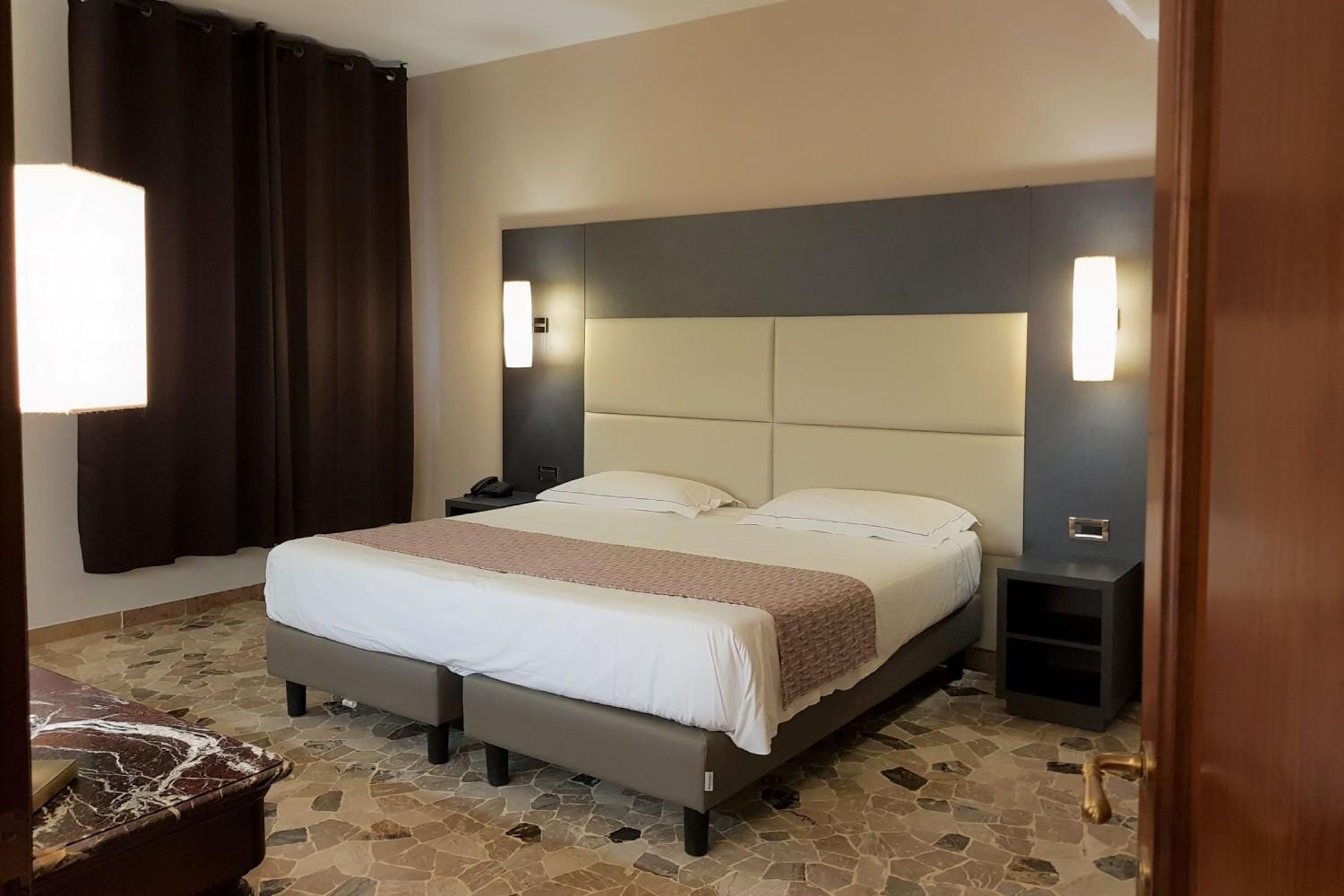 Astra Hotel Ferrara Luaran gambar